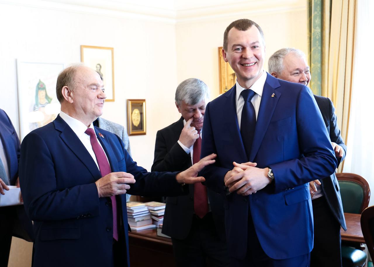 ПУЛЕМЁТ ДЕГТЯРЁВА   Провёл рабочие встречи с депутатами фракций КПРФ и «Новые люди» в Госдуме.  С КПРФ обсудили меры по снижению финансовой нагрузки на семьи, в которых дети занимаются спортом. В частности, Минспорт уже выпустил приказ об отмене стартовых взносов для детей за участие в соревнованиях. Также необходимо расширить перечень спорторганизаций, за услуги которых можно получить налоговый вычет. Лучший вариант – переход от добровольного к автоматическому включению всех профильных организаций в такой реестр. Прорабатываем его с Федеральной налоговой службой.  С фракцией «Новые люди» говорили о роли бизнеса в спорте и госпрограмме «Спорт России». В федеральном бюджете на спорт заложено 68 млрд рублей, но в целом в отрасли порядка 1 трлн рублей. Мы рассматриваем спорт как часть комплексного развития... подробнее на канале: ПУЛЕМЁТ ДЕГТЯРЁВА   @