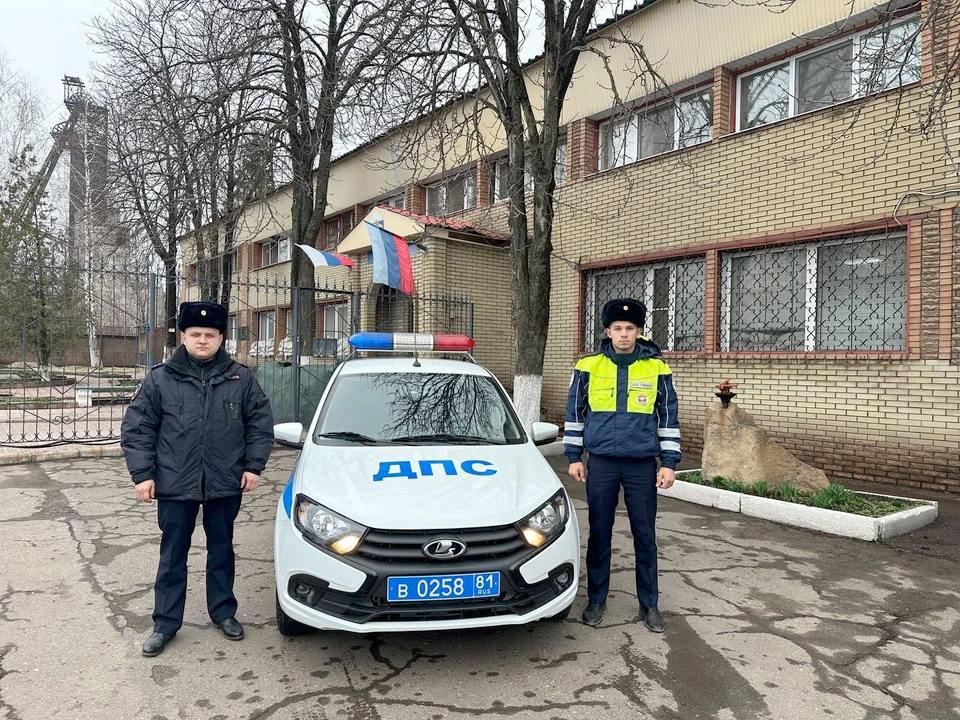 Госавтоинспекторы ЛНР спасли водителя с признаками инсульта    15 марта около 14:15 в районе Михайловки  Перевальский район  госавтоинспекторы обнаружили водителя Opel в критическом состоянии с признаками инсульта.    Полицейские оперативно доставили мужчину в больницу Перевальска, где ему оказали медицинскую помощь. Благодаря их действиям жизнь водителя спасена. Родственники были проинформированы о случившемся.