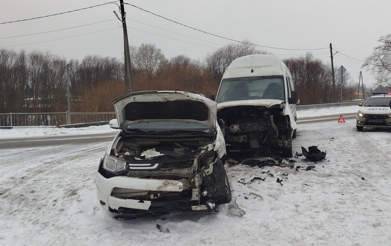 ‼  7-летний ребенок получил травмы в ДТП в Малой Субботихе. Авария произошла на ул. Школьной. Здесь столкнулись «Мерседес» и «Мицубиси Аутлендер».  В ДТП пострадал 7-летний пассажир «Мицубиси».