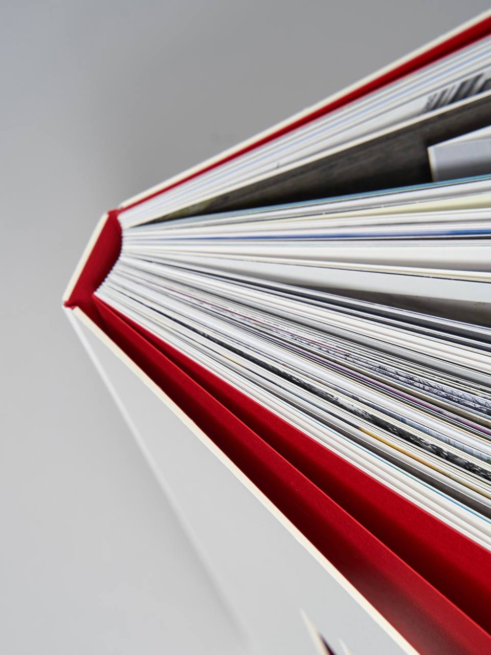 С 1 по 3 ноября в рамках Книжного фестиваля ГЭС 2 можно будет приобрести книги издания фонда Ruarts Главная цель фестиваля дать людям почувствовать что они на одной странице через взаимное понимание и принятие друг друга Будут представлены следующие издания Части стен 3 2024 Включает работы 21 стрит арт художника показывающих их развитие от уличных практик до выставок в галереях и музеях Книга вышла спустя 10 лет после первого альбома Части Стен 2 2018 Исследование уличного искусства России от Калининграда до Петропавловска Камчатского с фотографиями работ наиболее заметных местных граффити и стрит арт художников Город из подземелья 2021 Нелегальный спуск в катакомбы Парижа с фотографиями и комментариями участников художников Алексея Партола 0331с и Гриши Место ГЭС 2 Парковка 1