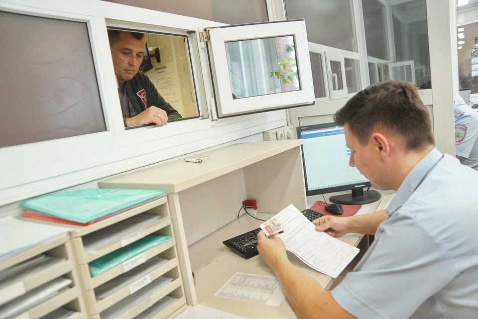 Длинные праздничнее выходное в начале ноября повлияют на график работы регистрационно экзаменационных отделов Госавтоинспекции в Челябинской области В субботу 1 ноября РЭО будут открыты до 17 00 С 2 по 4 ноября включительно поставить машину на учет не получится эти дни объявлены выходными Исключение составит второй МРЭО в МФЦ на Университетской Набережной в Челябинске Он 1 ноября будет работать до 18 00 2 3 и 4 ноября там будут выходными   Подписаться на chelkp