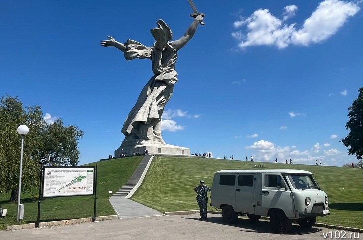 Труп нашли в голове скульптуры «Родина-мать зовёт!» Об этом пишет Высота 102. Возле монумента находятся представители МЧС и полиции, туристов не пускают. UPD: В голове нашли тело мужчины. Ему стало плохо во время экскурсии, пишет В1. Подписаться на «Короче, Волгоград»