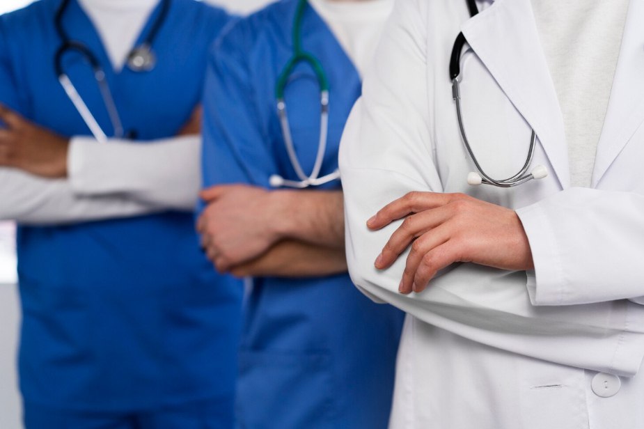 Депутат Разворотнева предложила разрешить медикам выкупать служебное жильё Парламентарий напомнила что сейчас специалисту могут предоставить такую квартиру только на время работы в организации Она считает что возможность выкупа может стать заменой льготной ипотеке так как зарплата во многих регионах не позволяет работникам брать и погашать крупные кредиты   clck ru 3Qnzz7