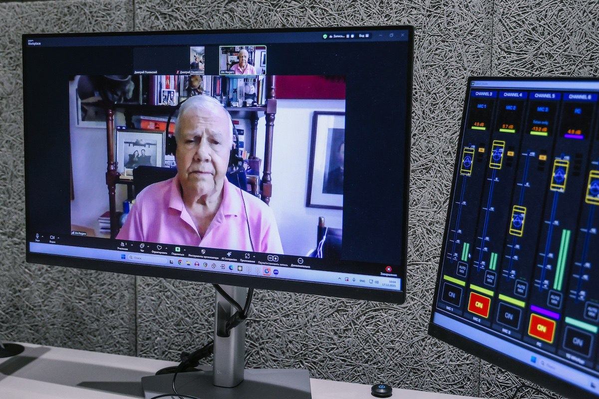 Джим Роджерс заявил о продаже всех российских активов РБК Инвестиции совместно с Радио РБК взяли интервью у американского инвестора владельца Rogers Holdings Джима Роджерса В разные годы он говорил что покупал бумаги АФК Система Аэрофлота Мосбиржи ФосАгро а также облигации федерального займа ОФЗ Но под конец 2025 года по словам 83 летнего Роджерса он продал все свои активы на Мосбирже Кроме того он закрыл позиции на рынке США и вложился в экзотику экономику Узбекистана Основные тезисы из интервью Роджерс рассказал что ближе к концу 2025 года продал все биржевые активы которые были у него в России Сделка по его словам прошла без дисконта и была обычной после нее у него остались рубли Инвестор не исключает что может вернуться на российский рынок если цены сильно упадут Также он заявил что избавился от инвестиций в экономику США т к ждет коррекции рынка и пузыря ИИ Плюс добавил в портфель необычную позицию акции компаний из Узбекистана Еще в 2021 году инвестор говорил американскому Forbes что присматривается к рынку этой страны На протяжении последних нескольких лет Роджерс верил в золото и серебро В 2025 году эти идеи сработали оба металла принесли невероятную доходность В то же время инвестор не торопится фиксировать прибыль и говорит что хочет держать драгметаллы всю оставшуюся жизнь Утром 8 января нефть Brent торгуется вблизи отметки 60 за баррель Роджерс полагает что в следующем году цены достигнут дна и начнут свой рост По его словам сохраняются риски новых военных конфликтов а мир постепенно исчерпывает известные запасы нефти Полная версия интервью Джим Роджерс РБК Я продал все в России Фото Андрей Любимов РБК Подписаться на Сам ты инвестор