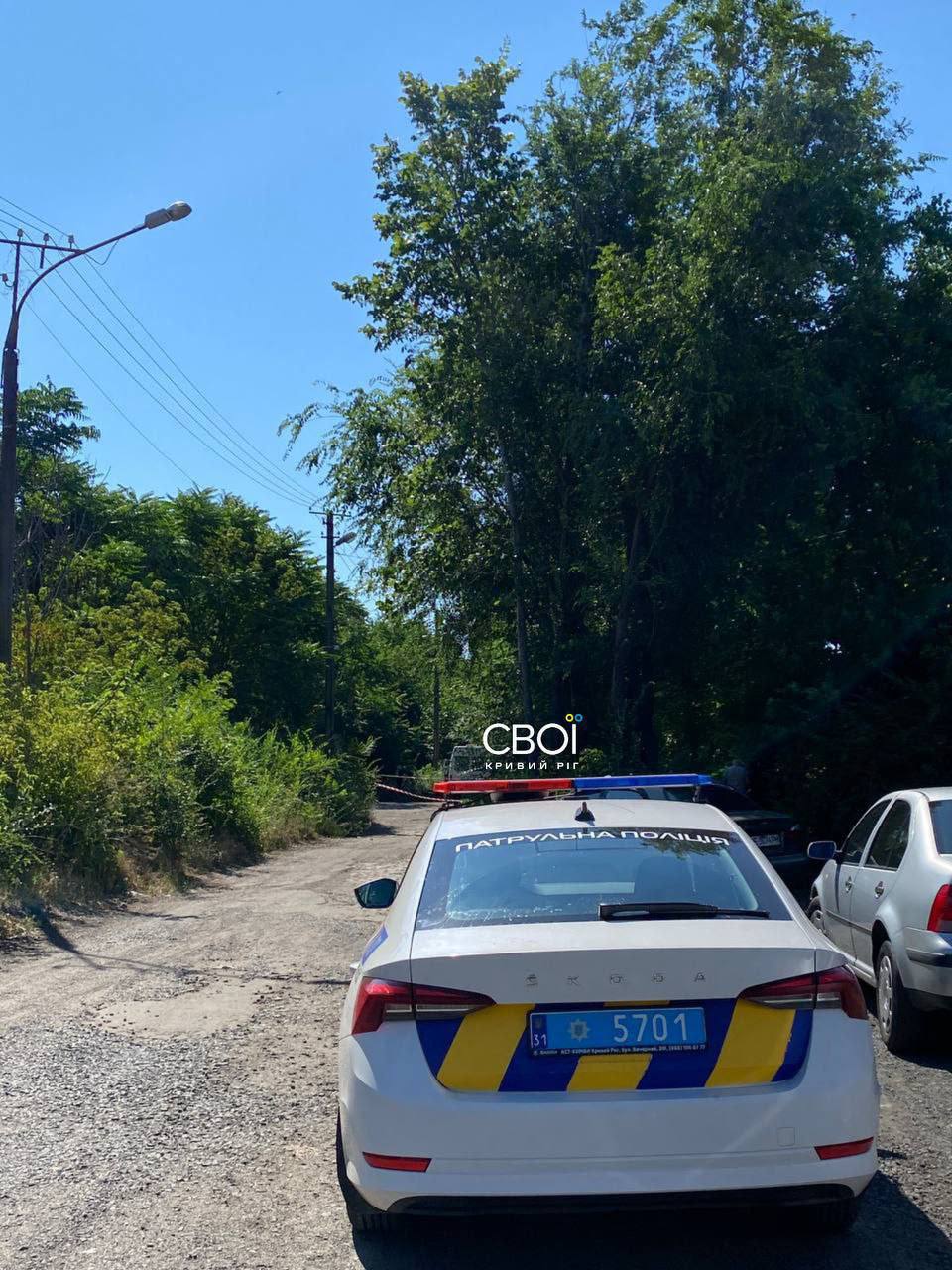 Полицейский открыл огонь по военнообязанному в Кривом Роге, — местные СМИ Как сообщается, работники ТЦК и полицейские остановили мужчину, тот оказался в розыске. После этого его, как утверждается, силой затолкали в автобус, где он распылил газовый баллончик и ранил полицейского отвёрткой, после чего попытался убежать. Очевидцы сообщают, что полицейский пытался догнать мужчину и сделал по нему 4 выстрела. Впоследствии раненых мужчину и полицейского доставили в больницу.
