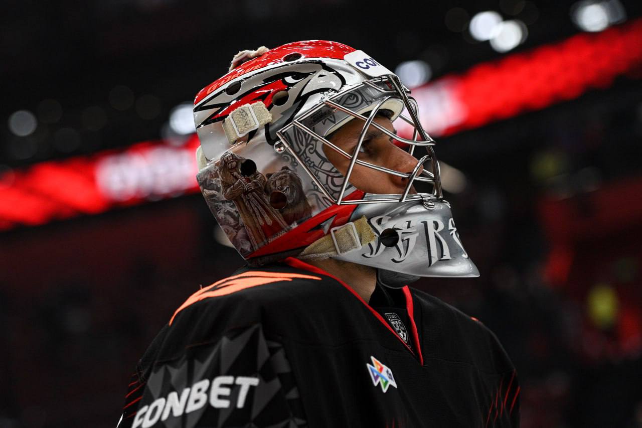 Авангард одержал победу в матче против Трактора со счетом 3 2 На 4 й минуте встречи ястребы открыли счёт Джованни Фьоре отправил шайбу в ворота соперника после стремительной атаки Однако уже спустя несколько минут Трактор сумел восстановить равновесие Счёт 1 1 Во втором периоде гости реализовали большинство и вышли вперёд но ответ Авангарда не заставил себя ждать уже через минуту Майкл Маклауд точно бросил по воротам уравняв счёт На перерыв команды ушли со счетом 2 2 В третьем периоде шла активная игра обе команды создавали опасные моменты у ворот соперника На 16 й минуте Авангард реализовал большинство шайбу в сетку отправил Эндрю Потуральски выведя команду вперёд Следующий матч ястребов состоится в воскресенье 16 ноября в 20 00 Омичи сыграют против Торпедо на гостевой арене Болеем за наших Фото ХК Авангард