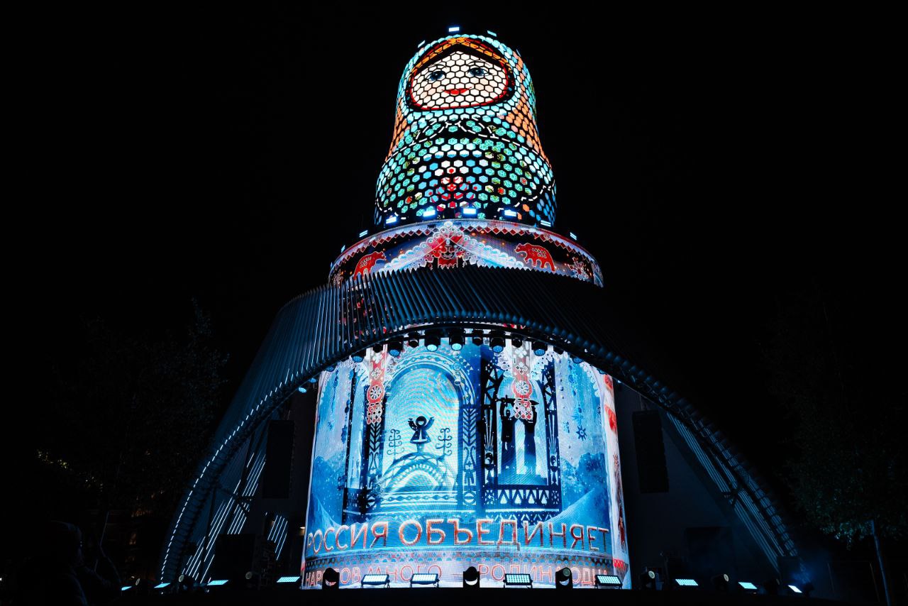 Виртуальное путешествие по России совершат гости парка Зарядье Сегодня в 21 00 на инновационной достопримечательности Матрешка Москвы Новая точка притяжения состоится уникальная мультимедийно концертная программа Гости увидят культурные и природные достопримечательности России от Дальнего Востока до новых регионов Московские специалисты в области 3D дизайна создали 6 сюжетов каждый из которых состоял из 5 сцен Все они будут посвящены какому либо культурному или природному феномену России В течение представления динамическая конструкция будет менять свою форму образовывая различные символы российских регионов белого медведя сталагмитов колосья пшеницы цветов и многого другого Для полного погружения в виртуальное путешествие будет задействовано более 100 сценических приборов а свои музыкальные композиции исполнят российские звезды и этнические коллективы олицетворяющие мотивы разных уголков страны Москва сейчас Подписаться Прислать новость