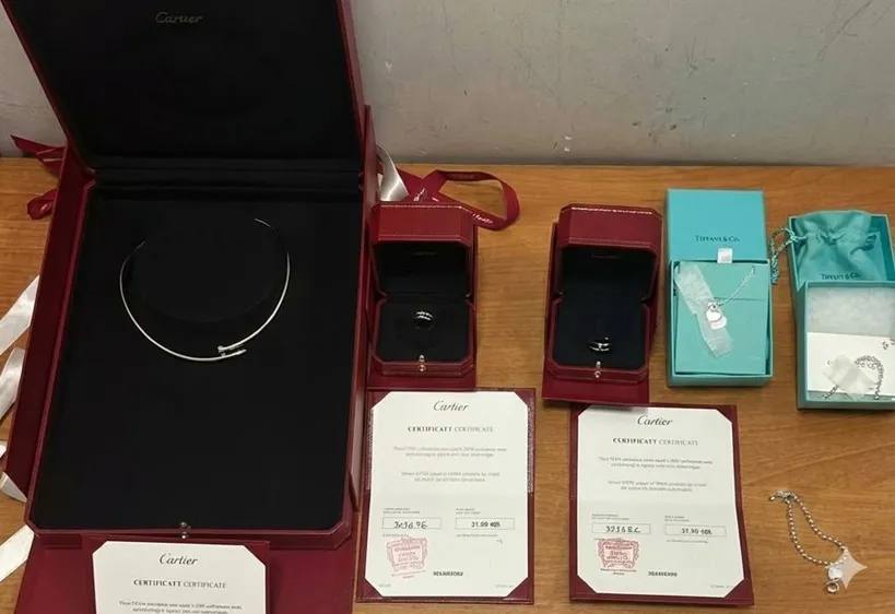 В Татарстане вынесен приговор за контрабанду ювелирных изделий на 1 6 млн рублей Лаишевский районный суд Республики Татарстан завершил рассмотрение уголовного дела о контрабанде стратегически важных товаров Жительница региона пытавшаяся незаконно ввезти ювелирные изделия через аэропорт Казани приговорена к штрафу в 300 тысяч рублей с конфискацией всех ценностей Инцидент произошел в августе 2025 года когда женщина вернувшаяся из зарубежной поездки выбрала зеленый коридор скрыв ювелирные изделия стоимостью более 1 6 млн рублей Украшения были спрятаны среди личных вещей но обнаружены при таможенном досмотре   Суд признал пассажирку виновной в контрабанде стратегически важных товаров Все незадекларированные украшения изъяты и обращены в доход государства Федеральная пробирная палата напоминает при пересечении границы ЕАЭС воздушным транспортом беспошлинно можно ввозить товары для личного пользования стоимость которых не превышает 10 000 евро а вес 50 кг Ювелирные изделия входят в перечень стратегически важных товаров если их стоимость превышает 1 млн рублей недекларирование переходит из разряда административных правонарушений в уголовные ст 226 1 УК РФ что грозит не только штрафами но и лишением свободы По материалам Приволжской транспортной прокуратуры ФПП новости