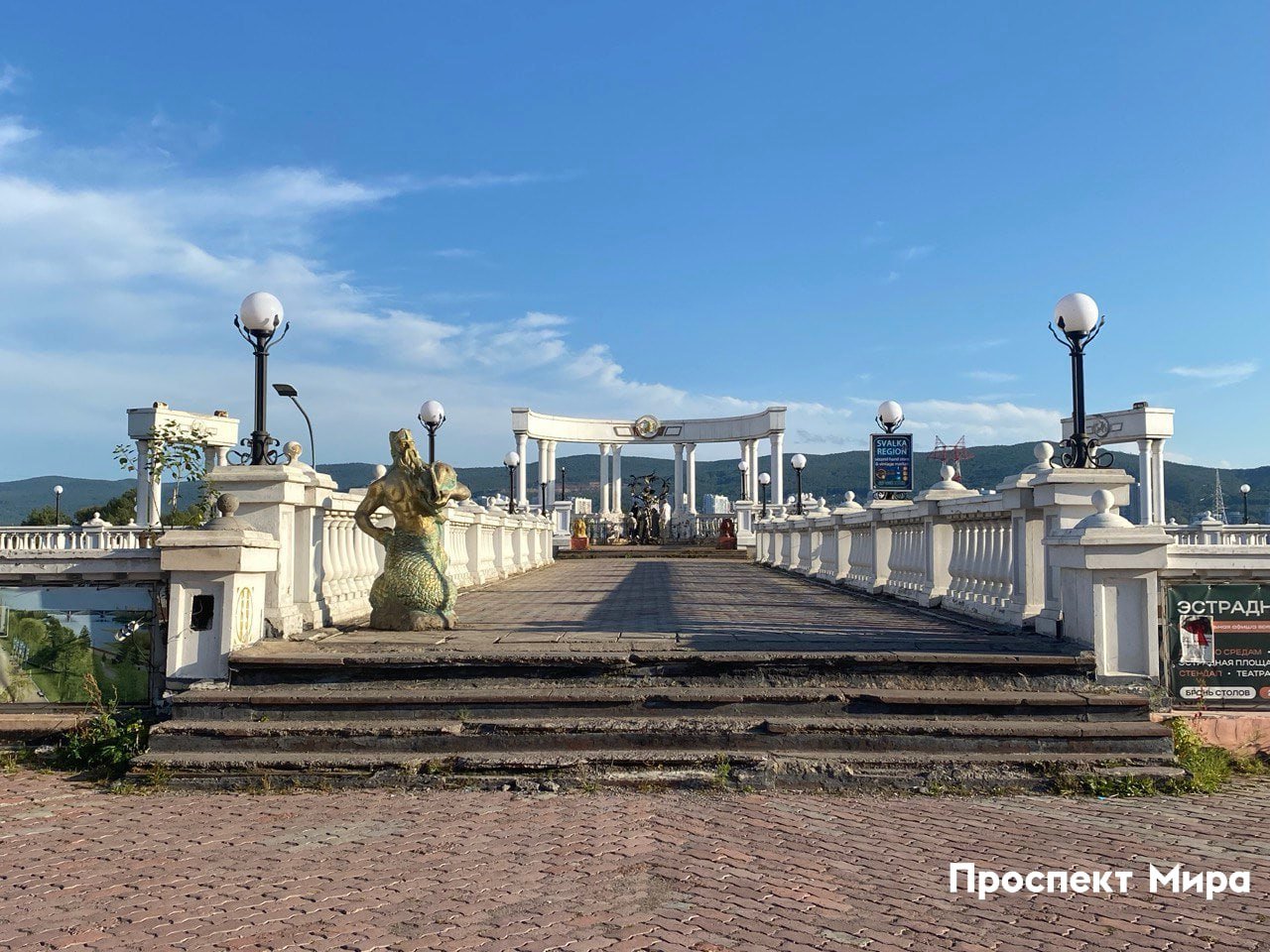 В Красноярске закроют виадук возле Центрального парка. Его хотят снести. В мэрии рассказали, что изъяли пешеходный переход около Центрального парка и здание культурно-досугового центра на улице Дубровинского, 45А/1 для муниципальных нужд. Демонтировать объекты планируют в рамках реконструкции участка на Дубровинского. Там планируют расширить проезжую часть, а на месте старого виадука построят новый пешеходный мост. «Демонтаж и реконструкция потребуют перекрытия улицы. Однако в центре города и так сложная ситуация, поэтому эти работы станут возможны только после сдачи в эксплуатацию станции метротрама на улице Карла Маркса». Законсервируют пешеходный переход и здание через месяц.