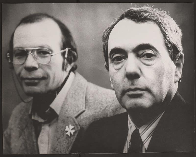 23 ноября на вечере в музее Михаил Мейлах представит свой поэтический сборник Камерная музыка Михаил Борисович Мейлах более известен как филолог сформировавшийся под влиянием тартуско московской семиотической школы переводчик Набокова и провансальских трубадуров XII XIII веков а также специалист по творчеству обэриутов он первым издал полные собрания поэзии Введенского и Хармса И наконец как знаток искусства музыки живописи и балета В молодости он был близок к кругу так называемых ахматовских сирот вместе с ними посещал Ахматову дружил с Бродским После перестройки и по сей день печатал стихи в журналах пока наконец друзья не убедили его собрать книгу стихов вбирающую опыт его более чем 60 летнего поэтического творчества Дата 23 ноября воскресенье 18 30 Билеты До встречи в музее Анатолий Найман и Михаил Мейлах Фото Б С Шварцмана 1960 е Из собрания Музея Анны Ахматовой в Фонтанном Доме