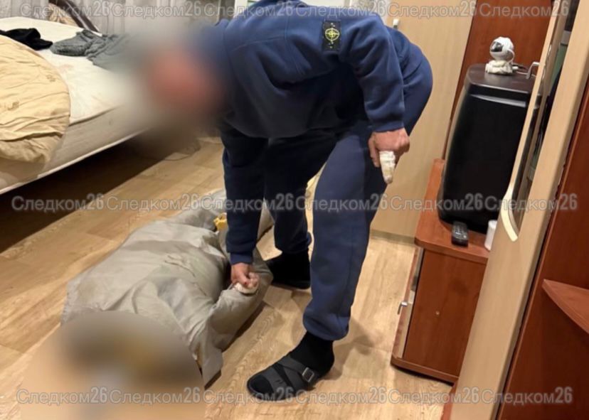 Ставрополец забил до смерти 24 летнюю девушку В умышленном причинении тяжкого вреда здоровью повлекшем по неосторожности смерть потерпевшей обвиняется 46 летний мужчина Как сообщили в СУ СКР по краю инцидент произошёл в октябре в одной из квартир краевого центра Фигурант несколько раз ударил 24 летнюю знакомую по голове От полученных травм девушка погибла Гражданина задержали и заключили под стражу Проведён осмотр места происшествия назначены судебные экспертизы Расследование уголовного дела продолжается Фото СУ СКР по СК Подписаться на 1777 в Телеграм MAX