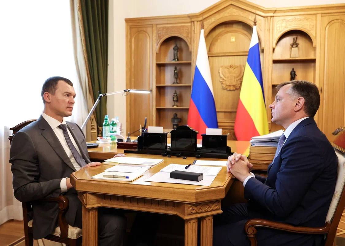 ПУЛЕМЁТ ДЕГТЯРЁВА Вместе с временно исполняющим обязанности губернатора Ростовской области Юрием Слюсарем обсудили спортивную жизнь региона. Сначала в режиме двусторонней встречи, а потом на ряде объектов профильной инфраструктуры. Юрий Борисович рассказал, что было сделано для улучшения жизни людей, в том числе с помощью вовлечения в спорт и здоровый образ жизни. В рамках федпроекта «Развитие физической культуры и массового спорта» на ближайшие два года запланирована закупка оборудования для трех десятков площадок ГТО и модульного зала для единоборств, а также строительство спортивного центра в городе Красный Сулин. Оценили финальные шаги в реконструкции ростовского Дворца спорта. Построенный в 1967 году, он впервые оказался на капремонте. Работы идут с высоким качеством и опережением графика. Здесь... подробнее на канале: ПУЛЕМЁТ ДЕГТЯРЁВА @