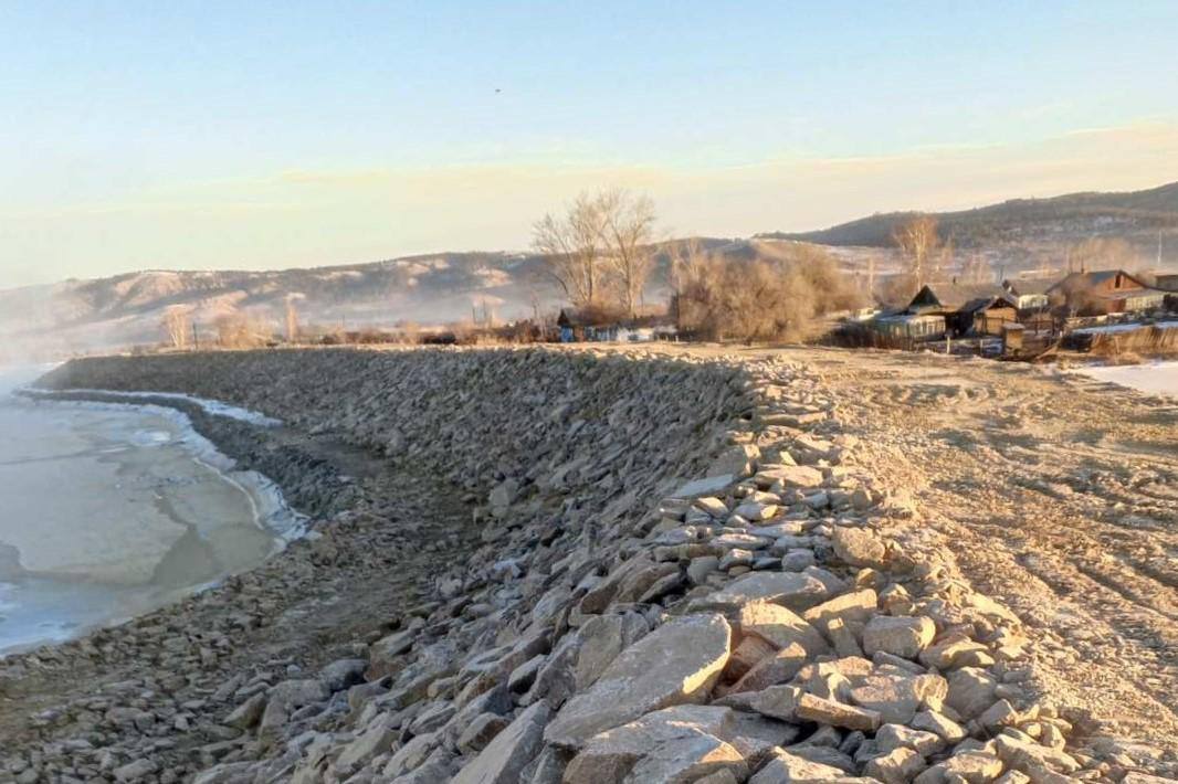 Росводресурсы определили ключевые направления деятельности в ЛНР ДНР Херсонской и Запорожской области на год В Федеральном агентстве водных ресурсов прошло первое в этом году совещание по реализации водохозяйственных мероприятий на территориях Донецкой и Луганской Народных Республик Запорожской и Херсонской областей В совещании приняли участие сотрудники центрального аппарата Росводресурсов Донского БВУ ФГБВУ Центррегионводхоз и представители субъектов Российской Федерации курирующие вопросы водохозяйственного комплекса На встрече отметили выполнение всех предусмотренных на 2025 год работ достижение всех запланированных показателей их реализации а также кассовое исполнение расходов федерального бюджета в полном объеме и наметили планы дальнейшей работы в водохозяйственной сфере четырех регионов В планах приступить к мероприятиям по капитальному ремонту гидротехнических сооружений и расчистке водных объектов по которым завершена разработка проектно сметной документации это шесть мероприятий по капитальному ремонту гидротехнических сооружений и четыре мероприятия по расчистке водных объектов Помимо указанных работ планируется продолжить практику проведения экологических расчисток водных объектов участки рек Кальмиус Каланчак Берда общей протяженностью более 30 километров В начале каждого года традиционно проводятся установочные совещания с воссоединенными субъектами Российской Федерации целью которых является определение ключевых направлений деятельности на предстоящий период обозначаются сроки контрактации вновь начинаемых водохозяйственных мероприятий отметил начальник управления планирования и реализации водохозяйственных программ Василий Борисенко