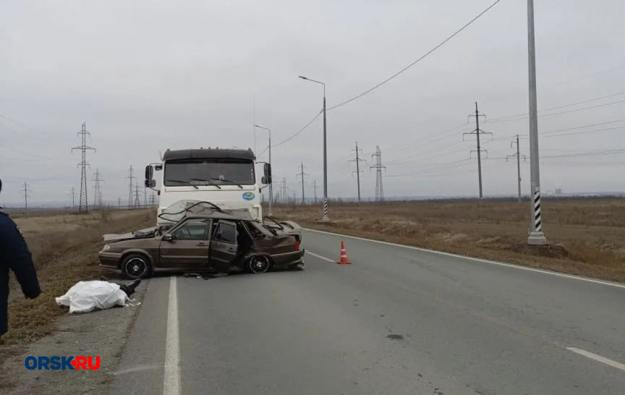 ORSK RU 18  Авто всмятку на трассе Орск Оренбург произошло смертельное ДТП На выезде из Новотроицка на трассе Орск Оренбург произошло смертельное ДТП водитель 1988 года рождения за рулем ВАЗ 2115 не справился с управлением и столкнулся КамАЗом В результате аварии водитель легковушки скончался на месте Все подробности выясняются Это второе ДТП со смертельным исходом на этом участке дороги 1 декабря 78 летний водитель на Лада Веста не справился с управлением Он выехал на полосу встречного движения и столкнулся с HAVAL за рулем которого находился 63 летний водитель Подписаться на ORSK в MAX 8 3537 4  7      7  7   объявления по телефону подробнее на канале ORSK RU 18