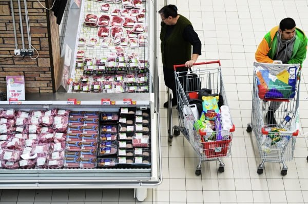 ФАС взяла под контроль цены на продукты на фоне повышения НДС Федеральная антимонопольная служба предупредила торговые сети и отраслевые объединения о недопустимости роста цен на социально значимые товары в связи с повышением налога на добавленную стоимость Для них ставка налога сохранится на уровне 10 поэтому увеличение стоимости продуктов будет считаться необоснованным подчеркнули в ведомстве Там добавили что при выявлении нарушений будут применяться меры антимонопольного реагирования Письма направлены в Ассоциацию компаний розничной торговли Союз независимых сетей России а также крупнейшим федеральным ретейлерам включая Магнит Ашан О Кей Ленту и другие Закон о повышении общей ставки НДС с 20 до 22 вступит в силу с 1 января 2026 года Подписаться на Говорит Москва Telegram VK MAX