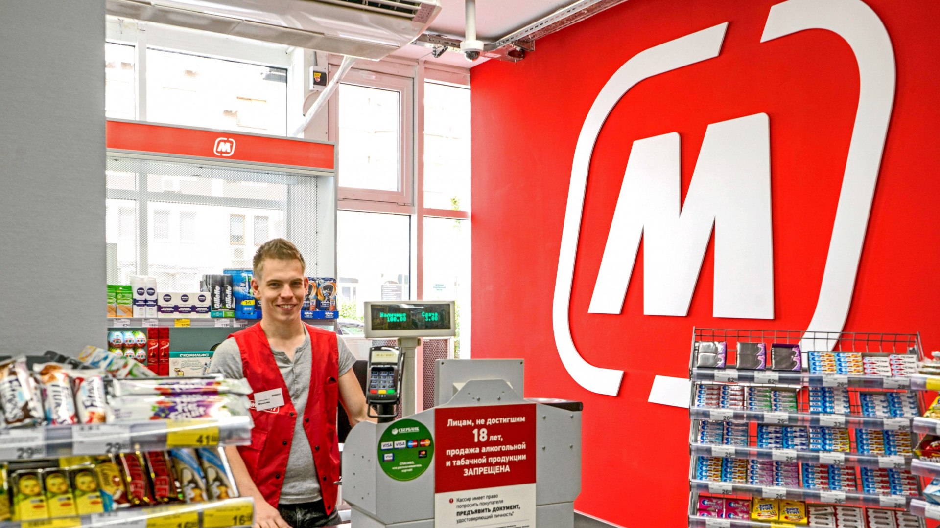 Магнит #MGNT  «Магнит» отчитался за 2024 год по МСФО  Чистая прибыль «Магнит» по МСФО за 2024 год составила ₽44,3 млрд, что на 24,5% ниже по сравнению с ₽58,68 млрд в предыдущем году. Выручка увеличилась на 19,2% до ₽3,04 трлн против ₽2,55 трлн годом ранее.  Источник: e-disclosure.ru