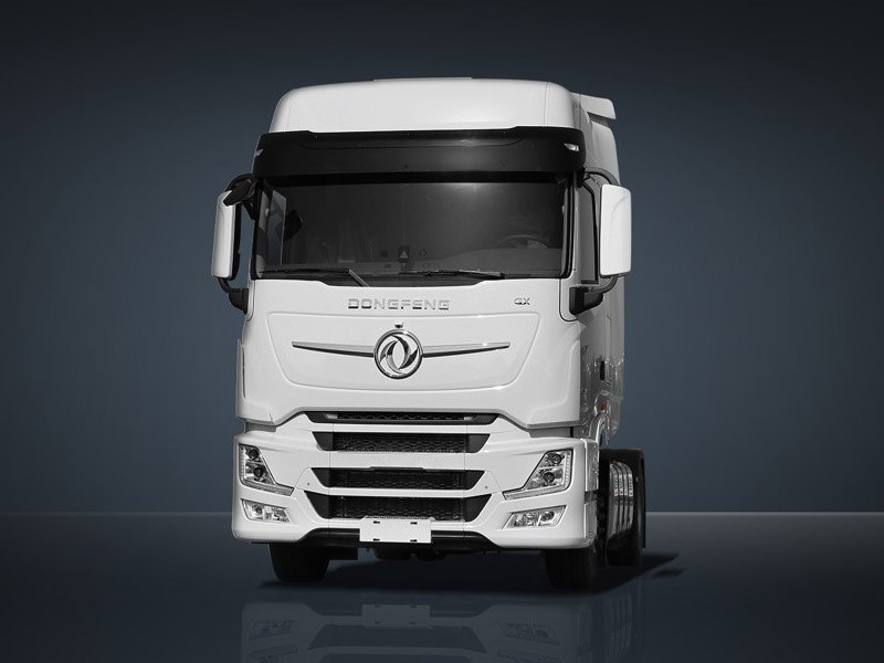 Китайский автопроизводитель Dongfeng отзывает в России почти 13 тысяч грузовиков DFH 41 80 GX для устранения нарушений выявленных ранее Росстандартом по результатам внеплановых проверок В ведомстве пояснили что эти ТС не соответствуют правилам ООН касающимся допустимого уровня звука издаваемого транспортным средством Помимо этого в них отсутствует освещение условного обозначения органа управления вентилятора системы обогрева и кондиционирования воздуха Свет испускаемый контрольным сигналом обогрева и обдува ветрового стекла имеет цвет отличный от регламента На всех грузовиках будут изменены параметры конфигурации двигателя путем обновления программного обеспечения и при необходимости заменены глушители Также будет полностью заменена панель управления Наш канал в MAX