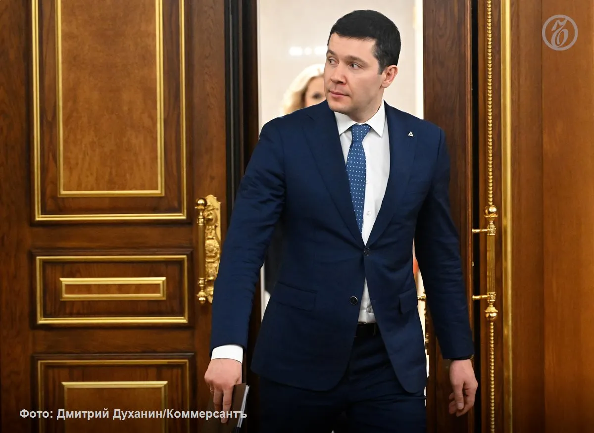 Объем параллельного импорта в Россию стабилизировался на уровне 1 1 5 млрд в месяц сообщил министр промышленности и торговли Антон Алиханов Он ожидает что такие показатели будут сохраняться до конца года Совсем отменять ввоз товаров в таком виде пока еще рано и не нужно считает глава ведомства Там есть позиции которые нам все еще интересны сказал господин Алиханов При этом он отметил что многие товары ввозимые без согласия правообладателей товарных знаков уже начинают производить в России Нам уже не интересно чтобы был вот этот такой неконкурентный механизм параллельного импорта добавил он В 2025 году среднемесячный объем параллельного импорта в страну составил 1 9 млрд сообщали в Минпромторге В январе 2026 го показатель достиг исторического минимума и составил около 1 млрд утверждали в ведомстве Подписывайтесь на Ъ в Telegram в MAX Оставляйте бусты