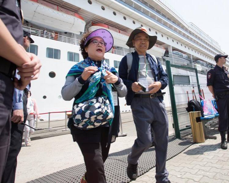 Китайские туристы ринулись искать билеты в Россию после объявления о безвизе Новость о введении безвизового въезда для граждан Китая вызвала мгновенный всплеск интереса к поездкам в Россию Уже через час после объявления сервис Fliggy зафиксировал восьмикратный рост поисков авиабилетов и почти пятикратное увеличение бронирований Похожие скачки отмечены на Tongcheng Travel и Qunar китайские пользователи массово ищут рейсы в Москву Петербург Мурманск Владивосток и Иркутск Эксперты считают что отмена виз значительно расширит туристические маршруты и подтолкнёт рост деловых поездок и культурного обмена усилив сотрудничество между странами По данным МИД в этом году Россию уже посетили 1 4 млн граждан КНР и теперь турпоток может увеличиться в два три раза Указ о безвизовом въезде подписан 1 декабря граждане Китая смогут находиться в России до 30 дней до сентября 2026 года РОЗЫГРЫШ СЕРТИФИКАТОВ Подписывайтесь на NEWSVL