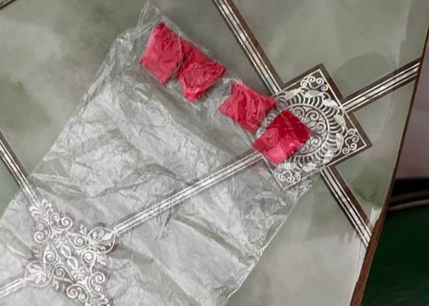 Двух сбытчиц наркотиков задержали в Волгоградской области В Волгоградской области задержали 46 летнюю и 34 летнюю сбытчиц синтетических сильнодействующих наркотиков Об этом сообщает пресс служба регионального ГУ МВД По данным оперативников задержанные выполняли функции распространителей запрещенных веществ на территории различных районов Волгограда сказано в сообщении В ведомстве уточнили что женщины использовали бесконтактный способ распространения фасуя наркотики и организовывая тайники Южная служба новостей