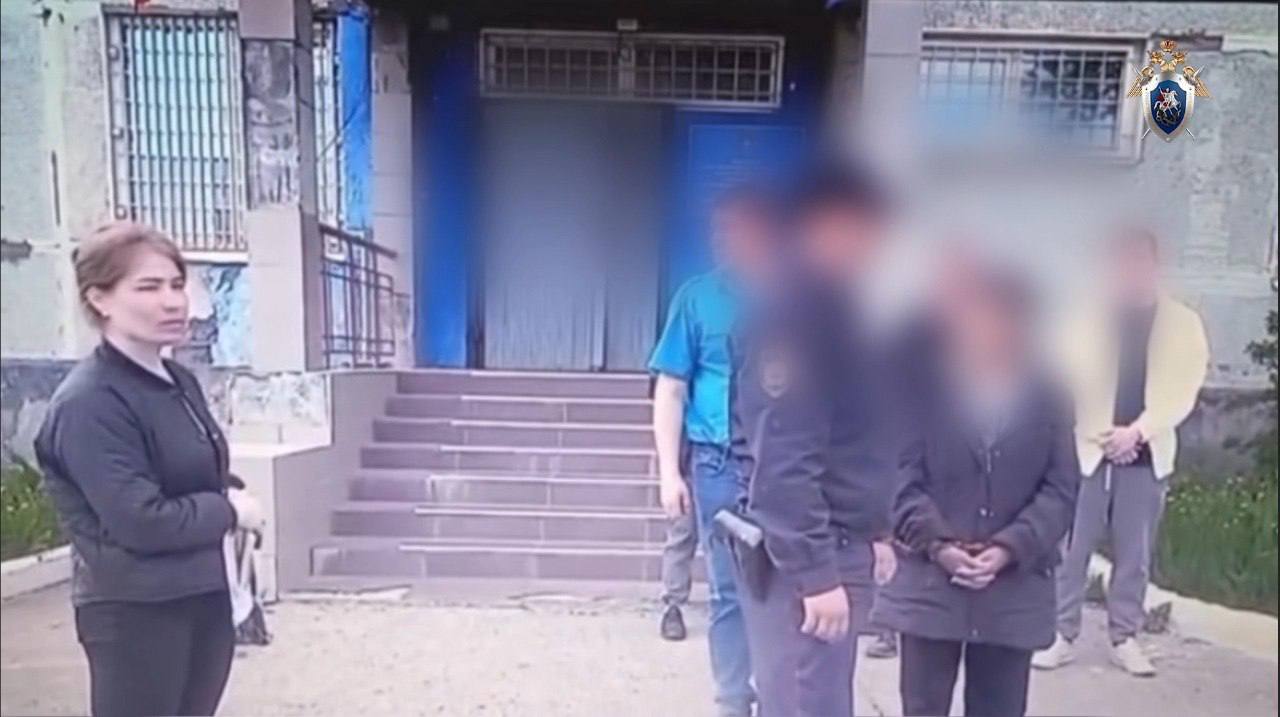 10 ударов ножом в порыве ссоры: сахалинка зарезала своего сожителя По версии следствия, 1 июня 2025 года 54-летняя тымовчанка находилась вместе с мужчиной квартире по улице Красноармейской в Александровске-Сахалинском. Пара занималась распитием алкоголя. В ходе посиделки между ними произошёл конфликт. Обвиняемая схватила кухонный нож и нанесла своему сожителю не менее 10 ударов по различным частям тела. От полученных повреждений мужчина скончался на месте происшествия. Возбуждено уголовное дело по ч. 1 ст. 105 УК РФ убийство , специалисты проводят следственные действия, направленные на сбор и закрепление доказательств. Обвиняемая заключена под стражу, сообщили в . ——— : Прислать нам новость: