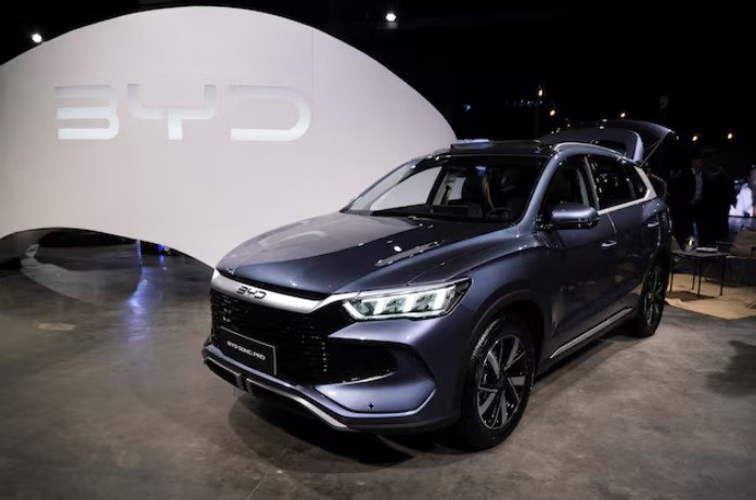 Китай исключает электромобили из своего последнего пятилетнего плана поскольку отрасль борется с переизбытком поставок Китай исключил электромобили из списка стратегических отраслей в своем пятилетнем плане развития на 2026 2030 годы что стало первым исключением за более чем десятилетие поскольку сектор сталкивается с проблемами переизбытка предложения   Автомобили на новых источниках энергии NEV категория включающая электромобили подключаемые гибриды и автомобили на топливных элементах были включены в число стратегических развивающихся отраслей в предыдущие три пятилетних плана направленных на повышение конкурентоспособности промышленности Центральные и местные органы власти предоставили миллиарды долларов в виде субсидий что помогло Китаю занять лидирующие позиции на мировом рынке электромобилей и в цепочке поставок этой отрасли Однако в 15 м пятилетнем плане опубликованном официальным информационным агентством Синьхуа во вторник приоритет отдается квантовым технологиям биопроизводству водородной энергетике и ядерному синтезу в качестве новых драйверов экономического роста а NEV исключены из списка   Автомобили упоминались наряду с жильем при этом правительство призывало снять ограничения на покупку чтобы стимулировать потребление    Полный пятилетний план будет обнародован на заседании парламента в марте Источник Reuters chinastocksnet Если полезно поставьте лайк Китай