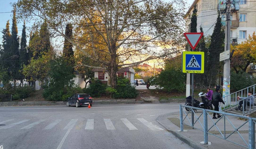 Второй за день 16 летний севастополец на мопеде столкнулся с автомобилем ДТП произошло напротив дома 11б на пр Юрия Гагарина По предварительной информации ГАИ на юношу наехала 44 летняя женщина за рулём Kia Rio выезжая со второстепенной дороги Мопедист получил телесные повреждения От госпитализации отказался Состояние опьянения у водителей не установлено сообщили в полиции ForPost ForPost в MAX