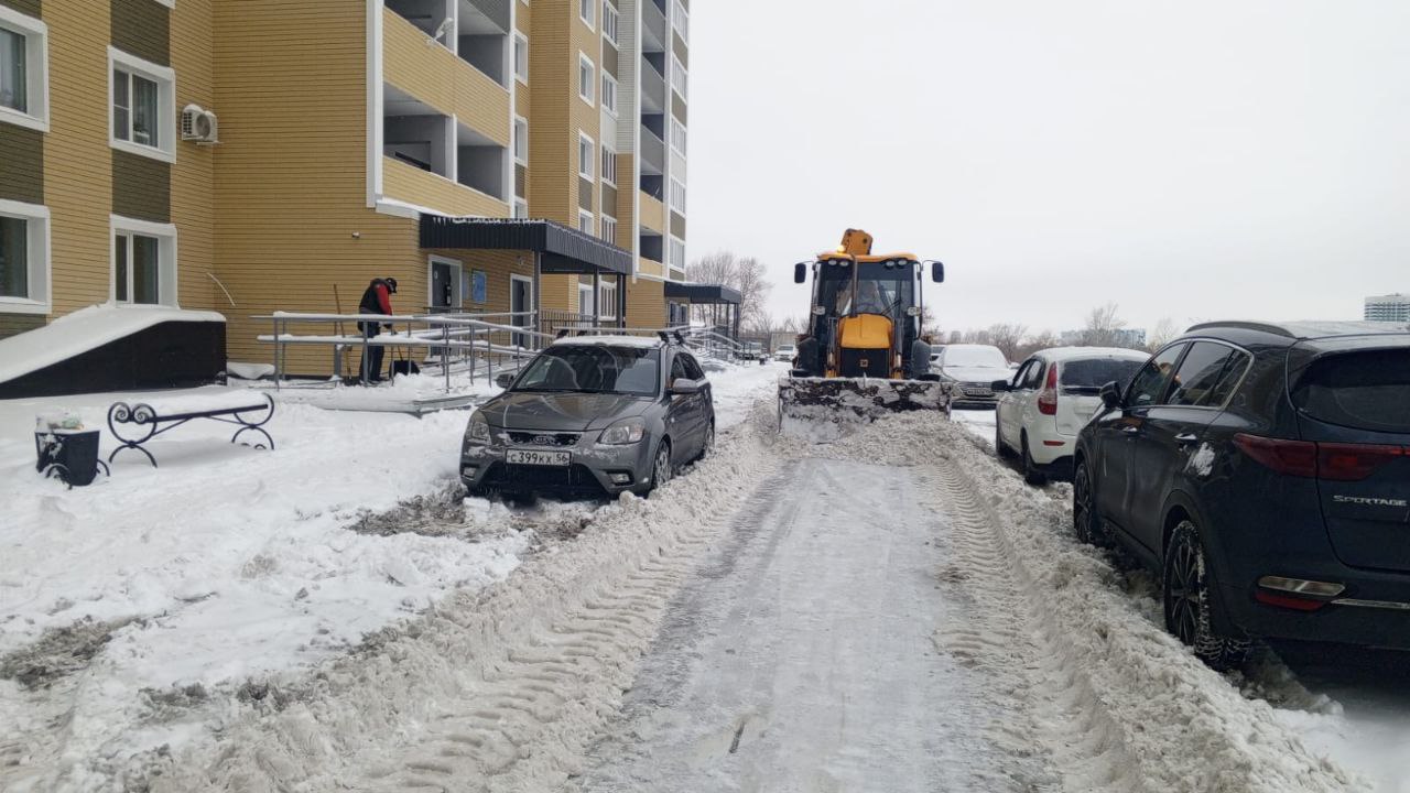 Во дворах Оренбурга трудятся более 800 дворников.   После снегопадов работники управляющих компаний и ТСЖ оперативно очищают проезжую часть, тротуары и крыши.   Сегодня, 18 декабря, 813 работников и 27 единиц техники занимаются уборкой снега и наледи в дворах многоквартирных домов.