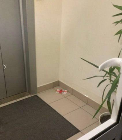 Подозрительную пачку денег с подарочной лентой нашли в Митино в подъезде дома на Пенягинской улице Очевидцы сразу вызвали полицию правоохранители ничего опасного не обнаружили Сами деньги оказались ненастоящими это была открытка стилизованная под купюру а под ней лежала ленточка Подписаться Прислать новость