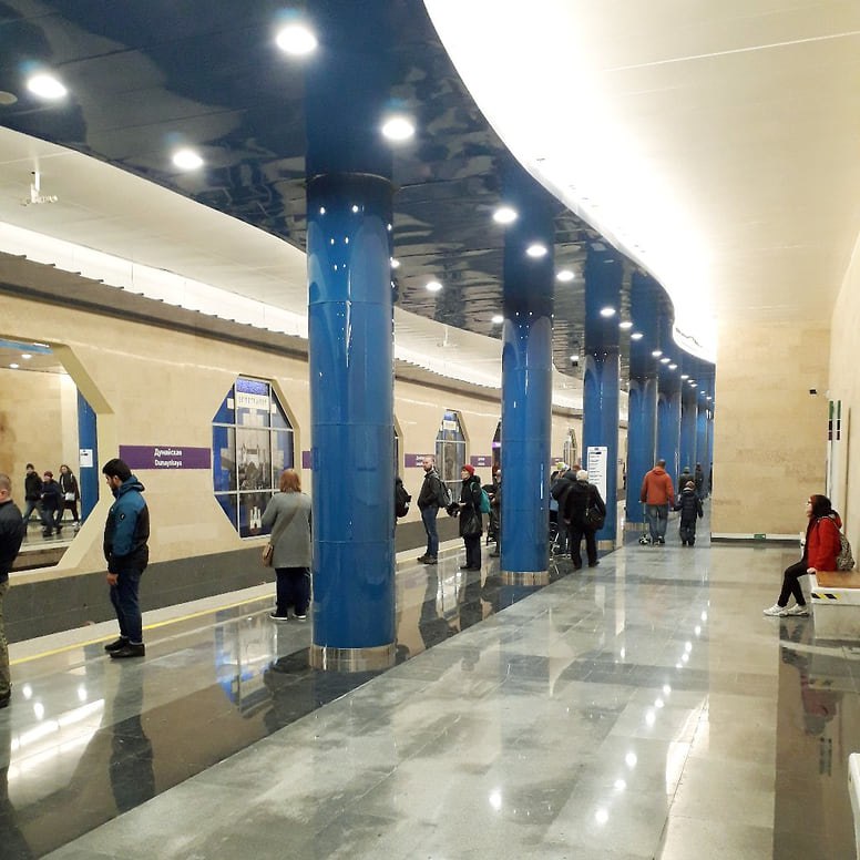 Пассажиры вновь заметили протечки на станции метро Дунайская Утром 27 октября пассажиры пожаловались на протечки образовавшиеся на платформе станции метро Дунайская В пресс службе петербургского метрополитена пояснили что всему виной грунтовые воды В подземке отметили что ведутся работы по отводу грунтовых вод из пассажирской зоны Дальнейшие работы по ликвидации водопроявлений будут выполнены в рамках гарантийных обязательств Протечки на Дунайской не редкость В первый раз станцию затопило сразу после открытия в 2019 году В метрополитене считают что всему виной некачественные работы со стороны подрядчика Фото Андрей Цедрик Коммерсантъ kommersant spb