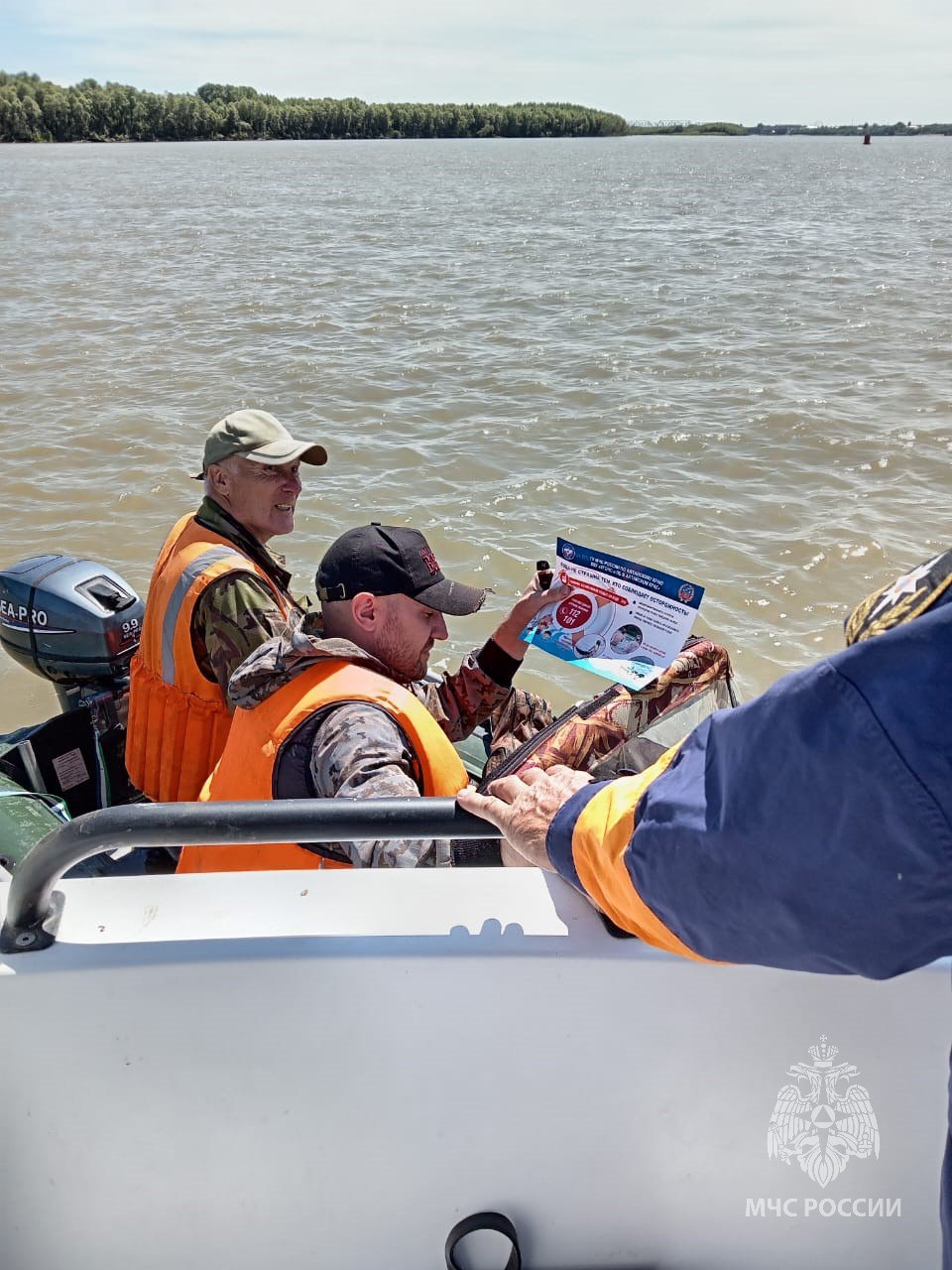 «Вода - безопасная территория»: профилактика на воде На территории Алтайского края действует второй этап акции «Вода - безопасная территория», в которой активно участвует личный состав Главного управления МЧС России по Алтайскому краю совместно со специалистами взаимодействующих служб. Они проводят профилактические рейды на водоемах края и напоминают отдыхающим о правилах безопасности на воде, как подрастающему поколению, так и взрослому населению. Опасность купания на несанкционированных пляжах обусловлена отсутствием спасательных постов и экстренной медицинской помощи. Стоит напомнить родителям, что природные водоемы представляют особую опасность для детей. Родители должны твердо усвоить и выполнять основные правила: - не разрешать детям посещать водоемы для купания и игр на воде без сопровождения взрослых; - не допускать купания детей в необорудованных водоемах. Нахождение детей на водоемах без сопровождения взрослых влечёт за собой административное наказание для родителей.