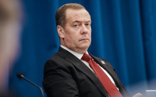 Встреча доказала, что переговоры возможны без предварительных условий и с продолжением СВО, заявил Медведев, комментируя итоги переговоров на Аляске. Зампред Совбеза РФ поделился первыми результатами встречи на высшем уровне: Восстановлен полноценный механизм встреч между Россией и США на высшем уровне. Спокойный, без ультиматумов и угроз.; Трамп подробно осведомлен о российских условиях завершения конфликта на Украине; По итогам почти что трёхчасового разговора глава Белого дома отказался от экскалации давления на Россию. Во всяком случае пока; Россия и Соединенные Штаты прямо возложили ответственность за достижение будущих результатов на переговорах о прекращении военных действий на Киев и Европу.