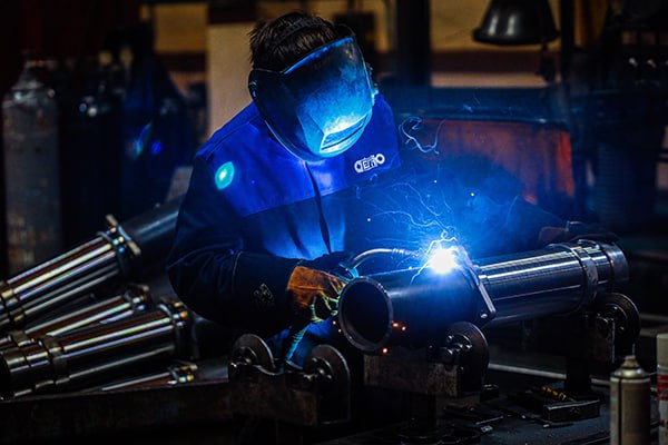 Исследование Зарплаты сварщиков достигают 300 тысяч рублей Зарплаты сварщиков пятого шестого разряда в России достигают 300 000 рублей Об этом говорится в исследовании девелопера October Group и аутсорсинговой компании Mega Personal с которым ознакомились Ведомости Такой уровень зарплаты связан с дефицитом специалистов пояснила директор по персоналу Mega Personal Анна Конева К слову ранее уже стало известно что сварщики начали обгонять по зарплатам программистов Так в августе 2025 года по информации сервиса HeadHunter средняя предлагаемая зарплата сварщиков составила 228 тысяч рублей в месяц в то время как доходы IT специалистов таких как DevOps инженеры около 200 тысяч рублей Сварщики вошли и в список самых востребованных профессий России на ближайшие семь лет МЭФ в Telegram в ВК в MAX