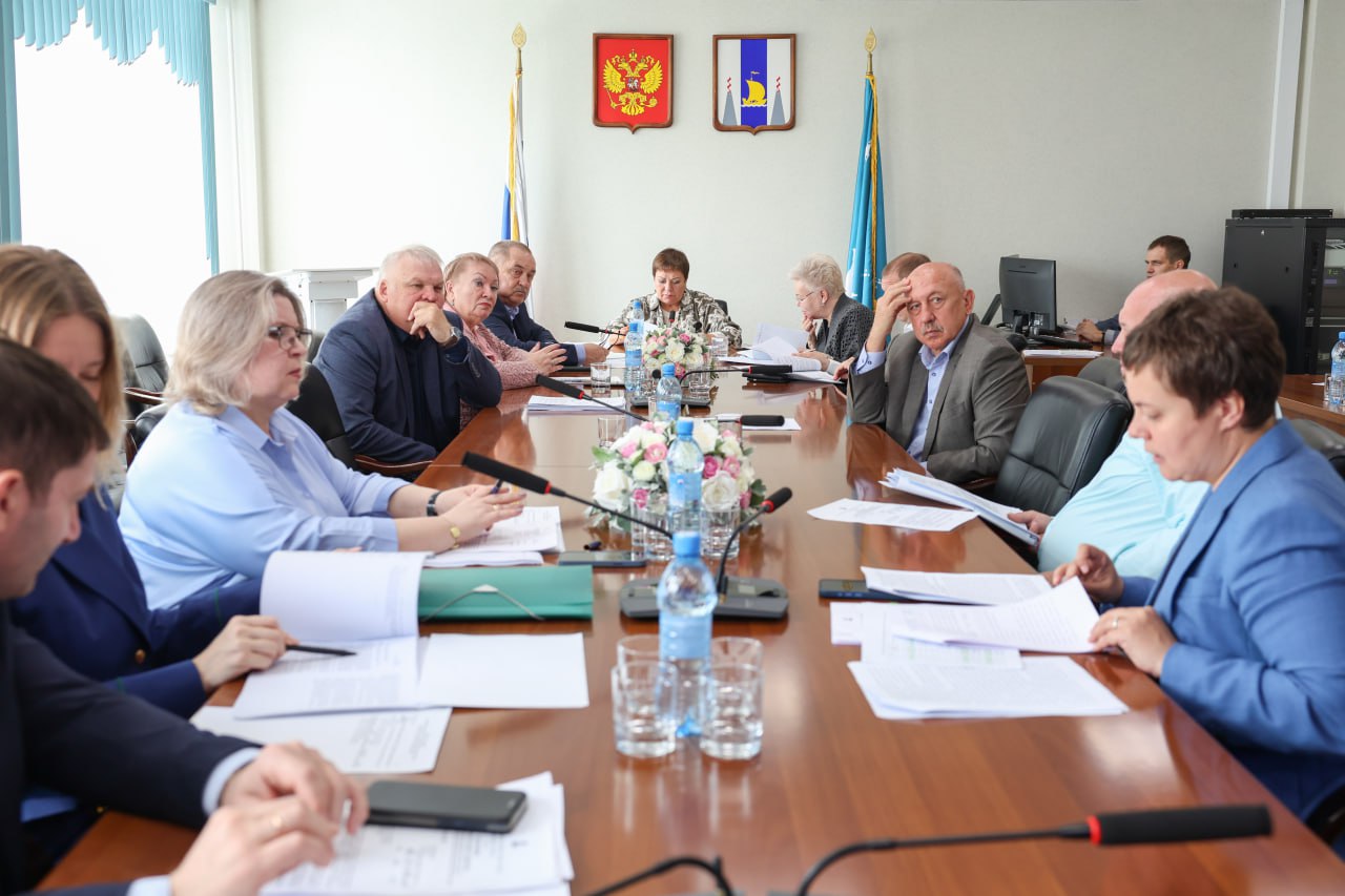 Изменения в системе присвоения наград Сахалинской области: новые звания и единые правила Вносится норма о переименовании почетного знака области «Родительская слава» на «Семейная слава», что связано с требованиями федерального законодательства. Кроме того, учреждены три новых награды: «Заслуженный юрист Сахалинской области», «Заслуженный землеустроитель Сахалинской области», «Заслуженный работник сферы труда и занятости населения Сахалинской области». Порядок и правила награждения предлагается привести к централизации и единообразию. В регионе порядка 20 с лишним сфер, в которых учреждаются соответствующие звания. И если раньше были почетные работники в разных сферах, то сейчас всем сделали одинаково – заслуженный работник. Также вносятся изменения в части выплаты единовременного денежного вознаграждения. В настоящий момент шесть почетных званий предусматривают единовременные денежные выплаты в размере 100 тысяч рублей, а для 15 почетных званий и одного знака отличия выплат нет, – пояснила министр государственного управления Юлия Главинская. При этом докладчик обратила внимание, что корректировки не затронули порядок присвоения звания «Ветеран труда Сахалинской области». В соответствии с проектом закона все почетные звания и знаки отличия будут предусматривать единовременную выплату при награждении в размере 100 тысяч рублей. Депутаты поддержали проект закона и рекомендовали областной Думе принять его в первом чтении. Подробнее на сайте областной Думы.