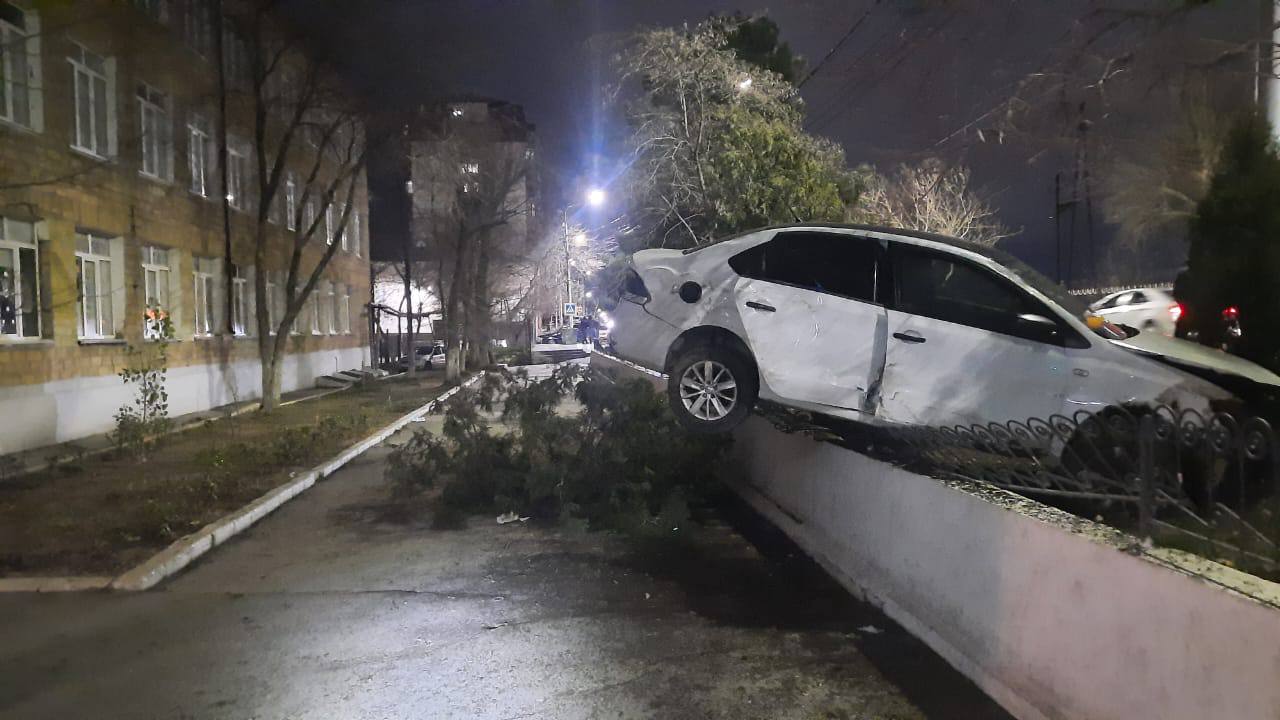 В Махачкале, на улице Гаджиева, перед 33 школой произошло ДТП  Автомобиль, по неизвестным причинам, съехал с дороги и застрял на бетонном ограждении. Подробности происшествия уточняются. Информации о пострадавших пока нет.