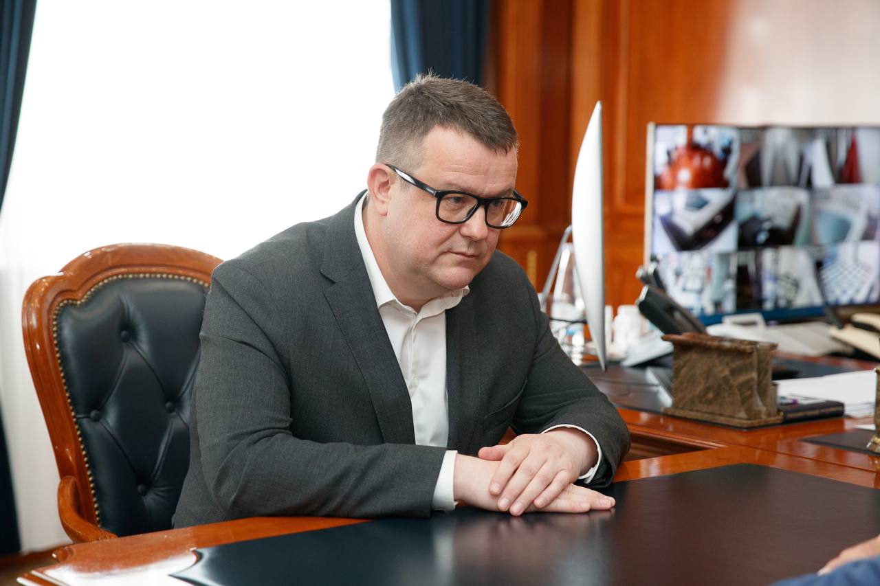 Результаты совместной работы и дальнейшее расширение сотрудничества в сфере туризма обсудили с генеральным директором Кавказ.РФ Андреем Юмшановым, который находится в республике с рабочим визитом.   Для нас крайне важно выстраивать конструктивное взаимодействие с институтами развития, и Кавказ.РФ - один из ключевых партнёров, чья работа уже показала высокую эффективность в регионах Северного Кавказа, в частности, в Карачаево-Черкесии.  Андрей Александрович отметил положительную динамику в реализации ряда проектов и выразил готовность к наращиванию сотрудничества по действующим и перспективным проектам. Глава Кавказ.РФ подчеркнул, что Карачаево-Черкесия обладает уникальными природными ресурсами и туристическими возможностями, которые при грамотной интеграции инвестиций могут стать точками роста для всего СКФО.   Обсудили стратегические направления сотрудничества, в том числе в рамках подписанного сегодня соглашения о старте масштабного инвестпроекта на территории республики. Подробно остановились на развитии курортных территорий, в частности, Архыза и Домбая, а также улучшении в курортной зоне транспортной и инженерной инфраструктуры. Особое внимание уделили созданию новых точек роста, новых рабочих мест, привлечению инвестиций, создания комфортных условий для предпринимателей и проработке механизмов поддержки малых и средних предприятий, работающих в туристической сфере, а также подготовки кадров для туристической отрасли.  Благодарен команде института развития Кавказ.РФ за многолетнее сотрудничество, за совместную работу над улучшением качества жизни людей, развитием внутреннего российского туризма с целью выполнения задач, поставленных Главой государства Владимиром Путиным по качественному развитию территорий СКФО и России в целом.