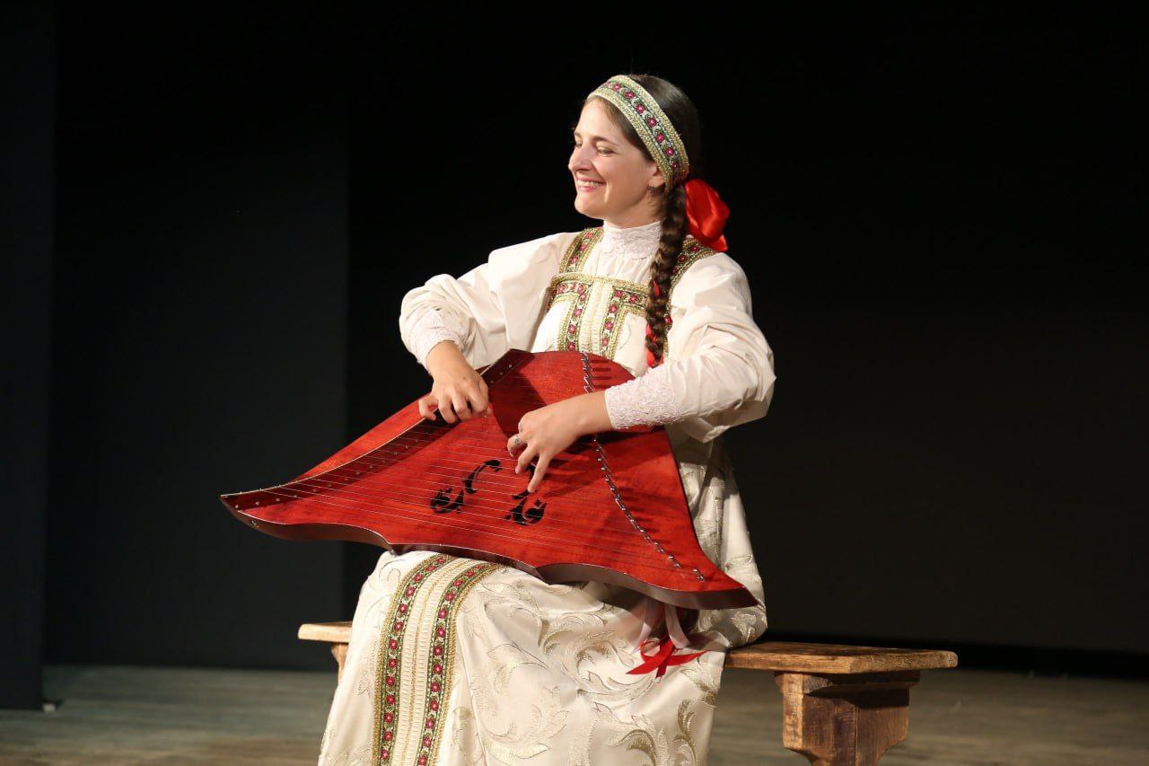 Иркутский театр народной драмы в 2026 году получит новое оборудование Закупка планируется по федеральной программе Семейные ценности и инфраструктура культуры национального проекта Семья в 2026 году Новое техническое оснащение позволит значительно повысить качество звукового и светового оформления спектаклей Это откроет дополнительные возможности для творческой выразительности как в классических постановках так и в новых работах театра Осенью 2025 года с аншлагом прошла премьера спектакля Недоросль в постановке художественного руководителя театра Михаила Корнева В сентябре театр стал одной из ключевых площадок III Всероссийского кинофестиваля Сияние России организовав торжественное открытие и показы конкурсных фильмов с участием известных деятелей культуры Также в прошлом году театр народной драмы принял делегацию из китайского города Маньчжурия Гостям представили спектакль Однополчане Советский летчик и китайский генерал Тан До Эта же постановка была снята съемочной группой Центрального телевидения Китая для документального фильма о герое войны В 2025 году за многолетнюю патриотическую деятельность в Донбассе директор и художественный руководитель театра Михаил Корнев был удостоен государственной награды Луганской Народной Республики ордена Службою и храбростью II степени а также ордена За заслуги в культуре и искусстве Второй знак отличия присвоенный по указу Президента России Владимира Путина вручил губернатор Иркутской области Игорь Кобзев Весной прошлого года театр провел традиционный фестиваль детских и юношеских любительских театров Иркутск Театр Апрель собравший 16 коллективов города Кроме того артист театра Калиник Семенов стал победителем регионального этапа всероссийского фестиваля конкурса имени Иосифа Кобзона и представил область на федеральном уровне