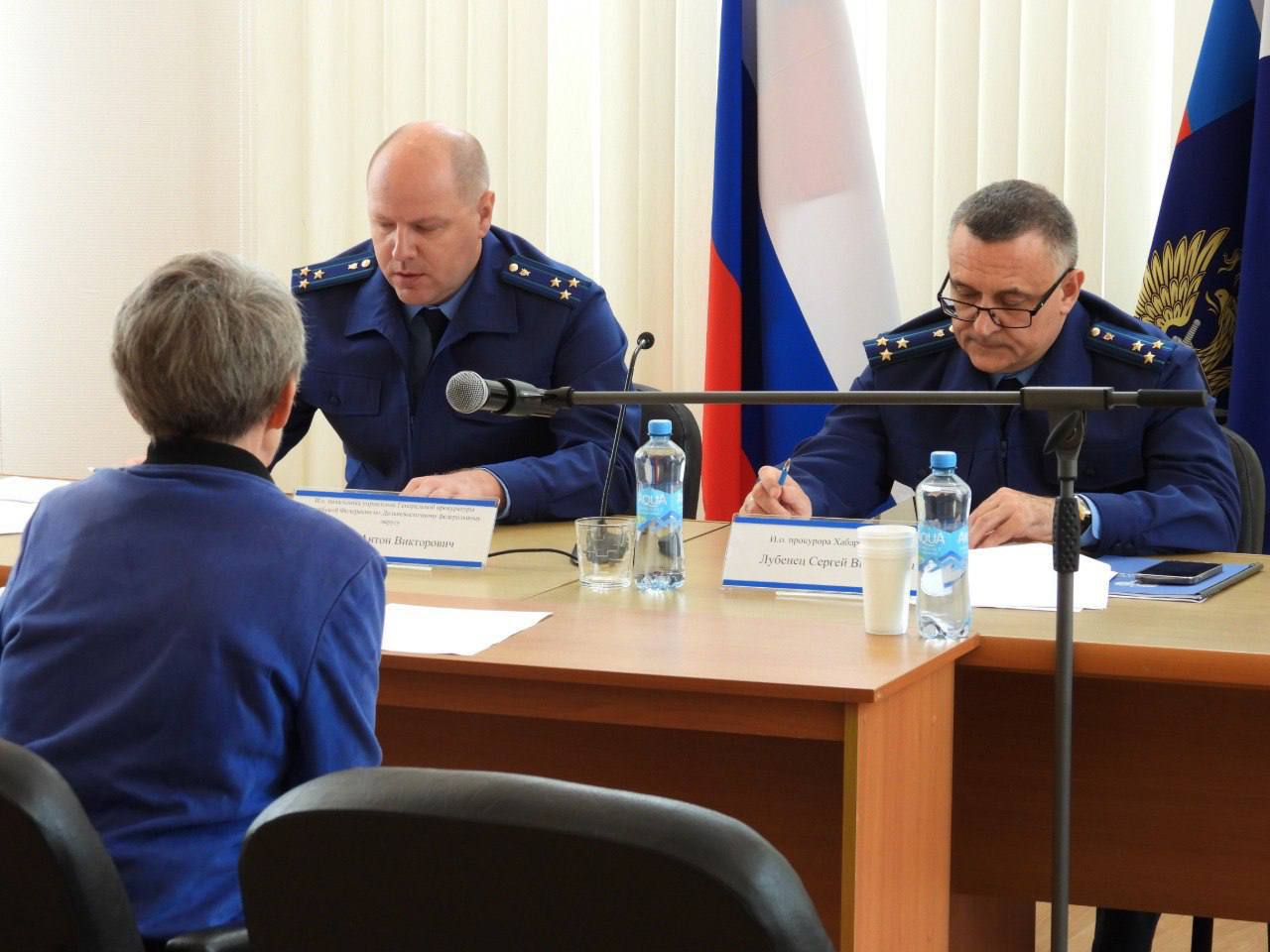 Исполняющий обязанности начальника окружного управления Генпрокуратуры России по ДФО Антон Климов провел прием жителей Николаевского района Хабаровского края В мероприятии приняли участие и.о. прокурора края Сергей Лубенец, заместитель руководителя Хабаровского филиала Государственного фонда поддержки участников специальной военной операции «Защитники Отечества» Ксения Кириченко, руководители региональных министерств и ведомств, глава муниципального округа. На встрече с участниками специальной военной операции и членами их семей, проведенной во исполнение поручения Генерального прокурора России Игоря Краснова, обсуждены вопросы выдачи удостоверений участников СВО и полагающихся выплат, установления юридически значимых фактов для получения льгот. Жители приравненной к районам Крайнего Севера местности на личный прием обратились за защитой социальных, пенсионных и жилищных прав. Так, граждане, относящиеся к категории маломобильных, столкнулись с трудностями при посещении кардиотерапевтического отделения и клинико-диагностической лаборатории КГБУЗ «Николаевская-на-Амуре центральная районная больница» из-за отсутствия условий для беспрепятственного доступа к объектам. Инвалид 2 группы просил помочь в решении вопроса при обеспечении техническими средствами реабилитации. Две семьи подали заявления об оказании содействия в предоставлении жилья взамен аварийного. Стихийная несанкционированная свалка явилась доводом для обращения в интересах проживающих в с. Половинка граждан. В ходе приема также обсуждены проблемы в освоении квот по вылову рыбы лицами из числа коренных малочисленных народов Севера. По итогам встречи с населением и поступившим обращениям прокуратурой края будут организованы проверочные мероприятия, рассмотрение которых поставлено на контроль.