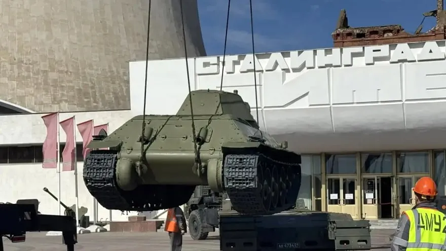 В Волгограде начали формировать ретропоезд с легендарным танком Т 34 Танки Т 34 и Т 26 бронеавтомобиль БА 64 пушки и гаубицы времен Великой Отечественной отправятся в тур по Приволжской железной дороге В городе герое Волгограде начали формировать ретропоезд Воинский эшелон С 27 апреля по 10 мая состав из двух паровозов и пяти платформ с военной техникой проедет 21 станцию Саратовской и Волгоградской областей В поезде также будет вагон теплушка и музейная экспозиция о подвиге железнодорожников в Сталинградской битве отмечает пресс служба Приволжской железной дороги Южная служба новостей