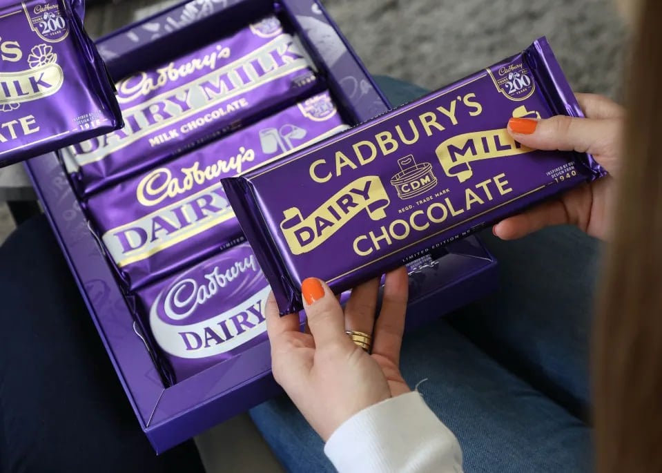 Производителя шоколада Cadbury лишили статуса поставщика британского королевского двора  Причины неизвестны. По данным BBC, такое решение может быть связано с тем, что продукция Cadbury все еще продается в России.  Компания получила патент, дающий право демонстрировать королевский герб на своей продукции, в 1854 году. Документ продлевался на протяжении 170 лет. Сейчас бренд Cadbury принадлежит Mondelez International.