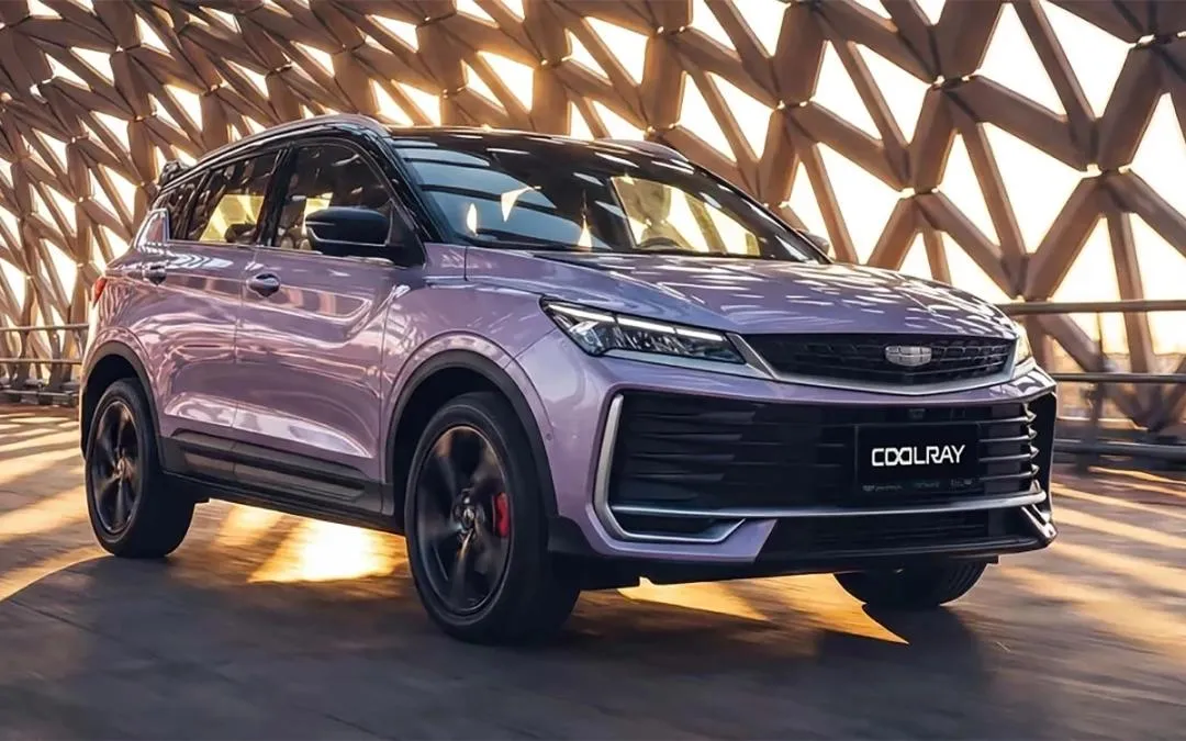 Раскрыты подробности о новом Geely Coolray в России Из разрешительной документации следует что новый Geely Coolray будет иметь китайское происхождение Под капотом окажутся две версии 1 5 литрового бензинового турбомотора BHE15 AFZ и BHE15 EFZ Отдача 147 л с 270 Нм и 174 л с 290 Нм соответственно Прежде Coolray был представлен у нас с младшим мотором Оба агрегата сочетаются с 7 ступенчатым преселективным роботом 7DCT300 мокрого типа Полный привод конструктивно не предусмотрен сзади стоит полузависимая скручивающаяся балка Geely Coolray получит два варианта шин 215 60 R17 и 215 55 R18 В список оснащения войдут системы ABS антиблокировочная система ESC система электронного контроля устойчивости ASR противобуксовочная система EBD электронная система распределения тормозных усилий и BAS системой помощи при экстренном торможении Опционально будет устанавливаться адаптивный круиз контроль Autonews в Telegram VK Канал РБК в Mакс