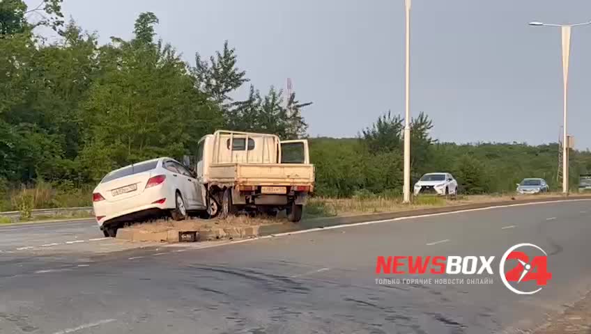 Столкновение грузовика и седана на Русском острове: разные версии участников