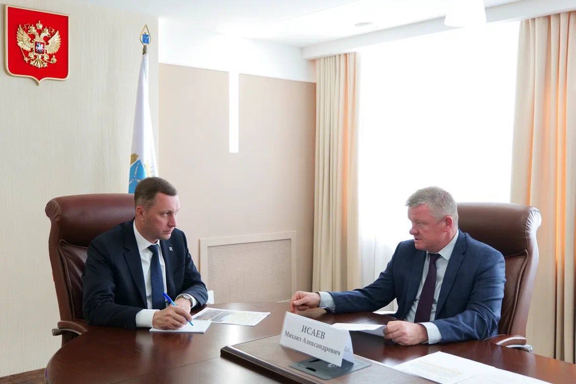 Глава Саратова Михаил Исаев на встрече доложил о проводимой работе по очистке улиц города от незаконных рекламный конструкций и торговых объектов. По его словам, до 1 июля запланирован демонтаж 106 рекламных конструкций, которые на сегодняшний день не имеют разрешений на размещение. Еще по 370 поданы судебные иски, почти по 200 истекают сроки действия договоров. Что касается торговых объектов, на исполнении у судебных приставов находится 22 решения по принудительному сносу. Параллельно в суд подано 94 иска. С начала года также демонтировано 64 нестационарных торговых объекта. Еще 34, по словам главы города, планируется убрать до 31 июля. Глава Саратова обозначил, что до конца текущего года планируется полностью освободить основные улицы от подобных конструкций. Это важная задача с точки зрения формирования современного облика города. Также обратил внимание Михаила Александровича на большое количество рекламы на улице Усть-Курдюмской, которая не только портит внешний вид, но и мешает автомобилистам.