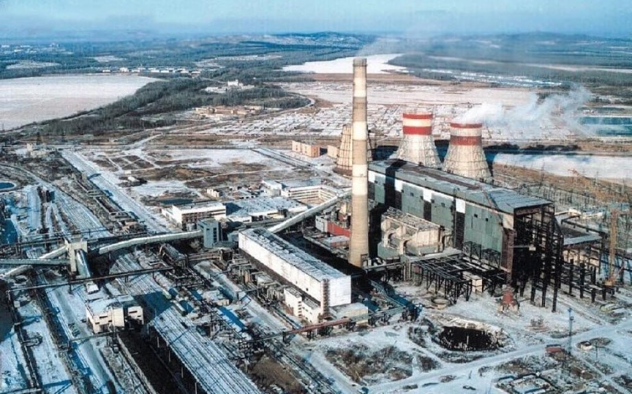 За 10 месяцев 2025 года инвестиции в энергетику Хабаровского края достигли 68 млрд рублей Среди наиболее значимых проектов возведение Хабаровской ТЭЦ 4 мощностью 410 МВт и сооружение подстанции Ореховая с воздушной линией электропередачи 110 кВ Особое внимание уделяется развитию сетевой инфраструктуры включая строительство одноцепной ВЛ 220 кВ протяжённостью около 433 5 км Параллельно осуществляется масштабная программа перевода энергообъектов на газовое топливо Модернизация затрагивает энергоблоки 1 3 и пиковую котельную Хабаровской ТЭЦ 3 котлоагрегат 3 Хабаровской ТЭЦ 2 а также котлоагрегаты 9 и 10 Амурской ТЭЦ 1 В Комсомольске на Амуре Амурске и Советской Гавани ведётся реконструкция тепловых сетей общей протяжённостью 15725 4 погонных метров Подписаться на телеканал Хабаровск