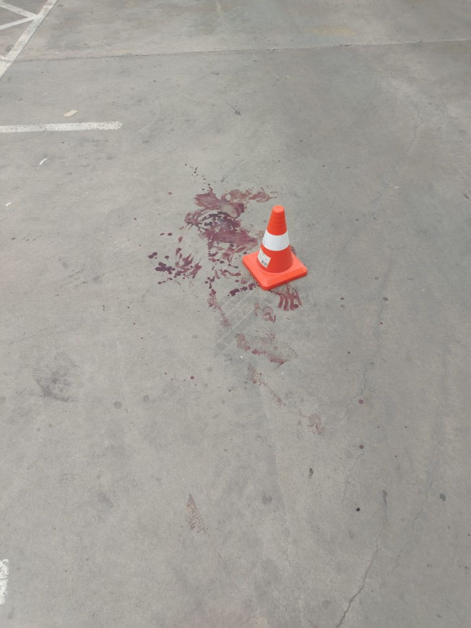 В Анапе водитель иномарки сбил юного велосипедиста!  Во дворе дома на улице Крестьянская водитель автомобиля «Hyundai» наехал на 9-летнего мальчика, который катался на велосипеде.  В результате столкновения ребёнок получил травму головы. Водитель сам отвёз пострадавшего мальчика в больницу, где его госпитализировали.  Проводится проверка! Госавтоинспекторы размышляют, считается ли это покиданием места ДТП или нет.