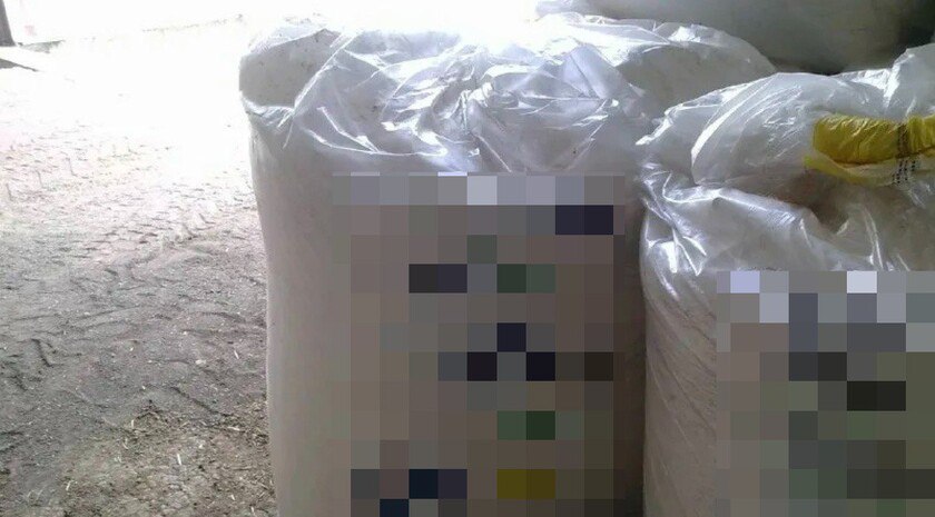 Сядут за 2 тонны селитры. Двое жителей Запорожской области пойманы на краже с предприятия Сотрудники полиции задержали двух жителей Запорожской области, которые похитили на одном из предприятий региона 2 тонны селитры, сообщила пресс-служба Главного управления МВД России по Запорожской области. «В дежурную часть отдела полиции „Приморский“ поступило заявление о краже имущества в одном из учреждений района. Заявитель сообщил полицейским о том, что на одном из предприятии был установлен факт кражи 2 тонн селитры, которые принадлежали организации. Общая сумма ущерба для предприятия составила порядка 40 тыс. рублей», — пояснили в ведомстве. Фото: Пресс-служба ГУ МВД РФ по Запорожской области Читать полностью , VK и ОК и читайте новости на нашем сайте