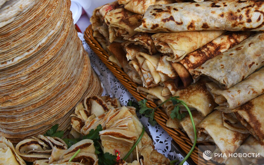 Как приготовить полезные блины советы врача  Готовить их следует из полезной гречневой и рисовой муки  Для начинки вместо мяса и сахара с ягодами используйте слабосоленую рыбу нежирный творог и мясо телятину куриную грудку индейку  Печь блины лучше без масла на антипригарной сковороде если такой нет то смазывать блинницу растительным маслом на выбор оливковое рыжиковое виноградной косточки  Это же масло следует использовать для смазывания блинов Подписаться на РИА Новости