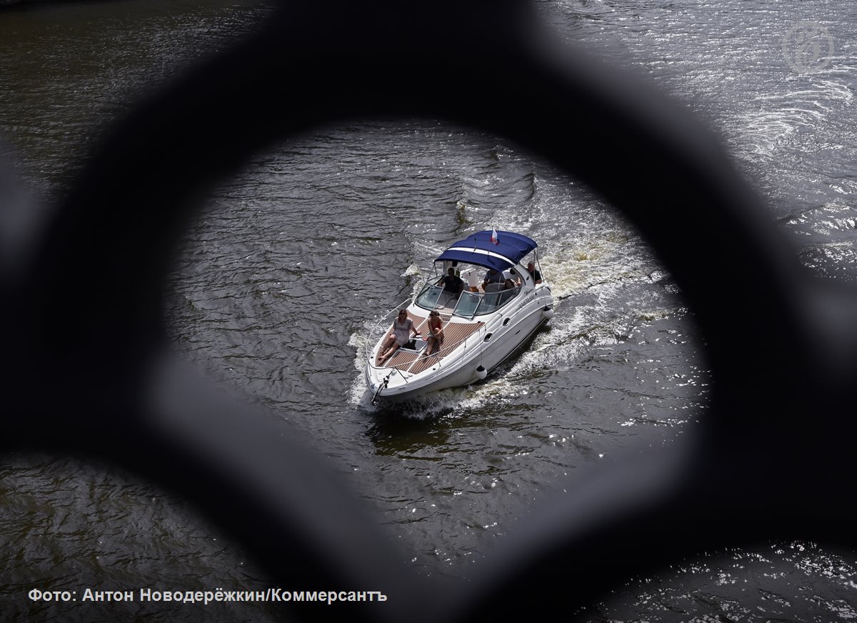 Столичные власти получат право самостоятельно регулировать движение речных судов и штрафовать нарушителей в акватории Москвы реки с помощью автоматических камер работающих по аналогии с комплексами фиксации нарушений ПДД Такие нормы по данным Ъ содержатся в законопроекте Минтранса одобренном комиссией правительства РФ по законопроектной деятельности Этот же документ разрешит правительству Москвы поднимать затонувшие суда и вводить дополнительные экологические ограничения для судовладельцев Поправки в большей степени касаются большого судоходства но могут ударить рикошетом и по маломерным судам полагает глава Национальной ассоциации маломерного судоходства Алексей Смирнов Ъузнал