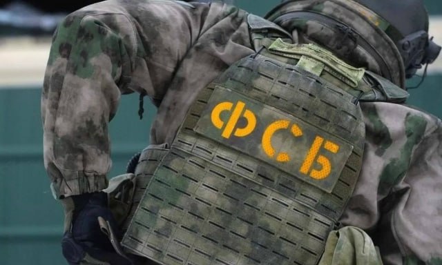 В Новосибирске за взятку задержали завлабораторией ГНЦ Вектор Его подозревают в получении более 4 7 млн рублей за проведение биологических исследований в интересах коммерческой организации и в крупной растрате средств выделенных Центру по нацпроекту Наука и университеты Преступную деятельность учёного вирусолога пресекли сотрудники УФСБ России по Новосибирской области и Новосибирской прокуратуры В отношении задержанного возбуждено уголовное дело по статьям о взятке в особо крупном размере и мошенничестве с использованием своего служебного положения Фигурант задержан Горсайт Подписаться на канал