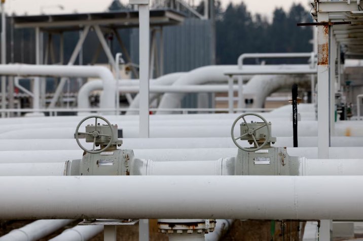 Чехи приветствуют окончание зависимости от российской нефти Чешская Республика впервые обеспечена расширенными поставками нефти через трубопровод TAL. Обновление трубопровода TAL теперь позволяет полностью удовлетворять годовые потребности страны в нефти. Все новые партии поступают исключительно из нероссийских источников. Правительство заявляет, что Чехия освободилась от зависимости от российской нефти.
